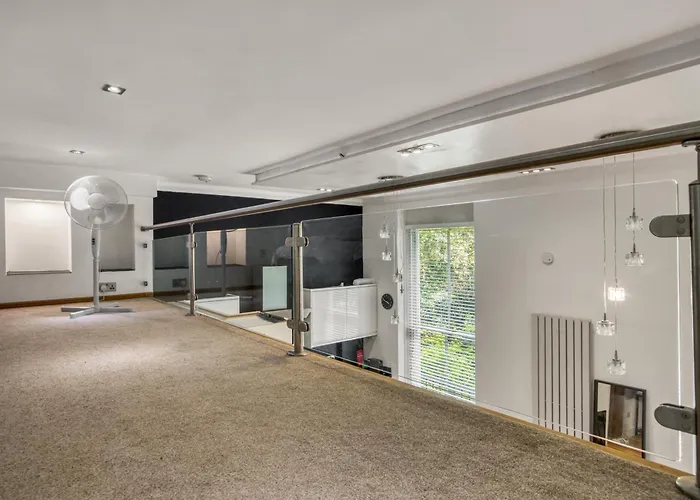 2-Bedroom Apartment - Bayswater - Sleeps 5 - Ground Floor London