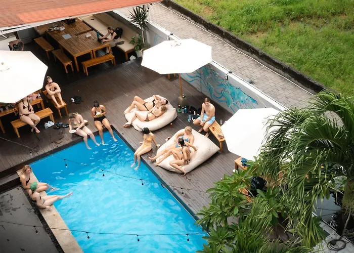 Surf & Party - Hostel Somewhere Else Canggu 