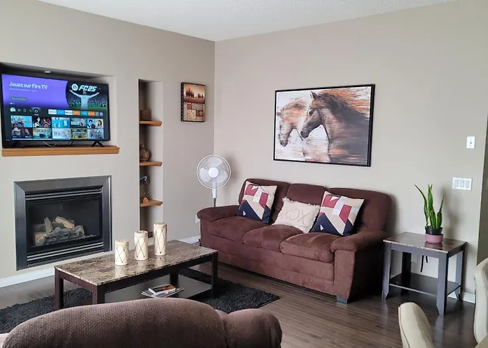 The King Place, Is A Room In A Private House, Close To Ctrain And Spruce Meadows Equestrian Calgary