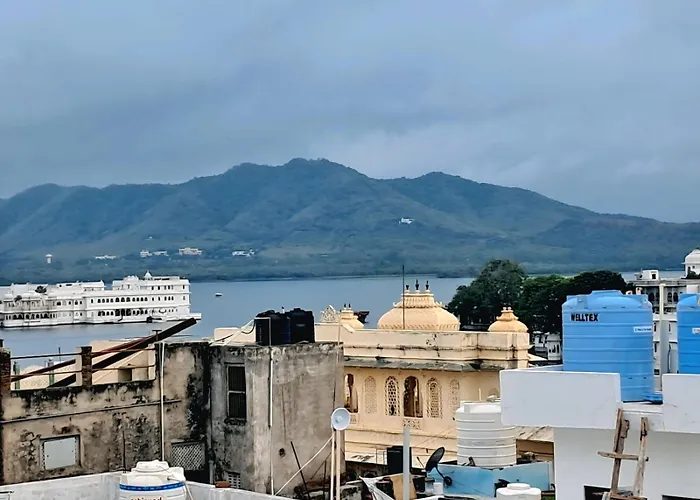 Hype Hostel Udaipur - Lake View Rooftop
