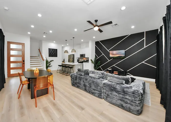 Stylish & Cozy Mins To Downtown With Backyard Villa Houston