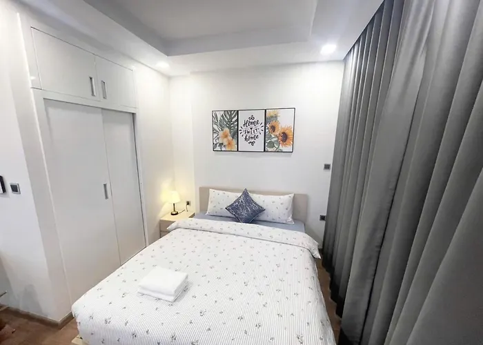 5 Star Studio, Private Walking Lake, Swimming Pool, Gyms, Quick To Airport Hanoi