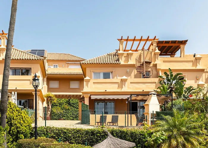 Bonita Casa Adosada En Esquina Estepona