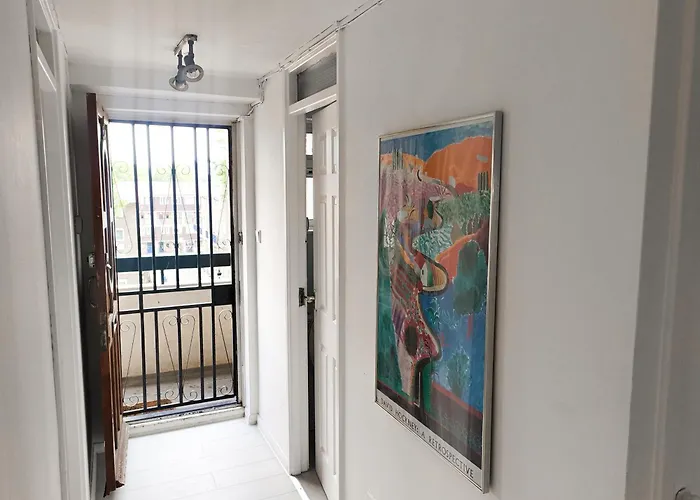 Modern, Bright Large Room - Near Bow Road Station London