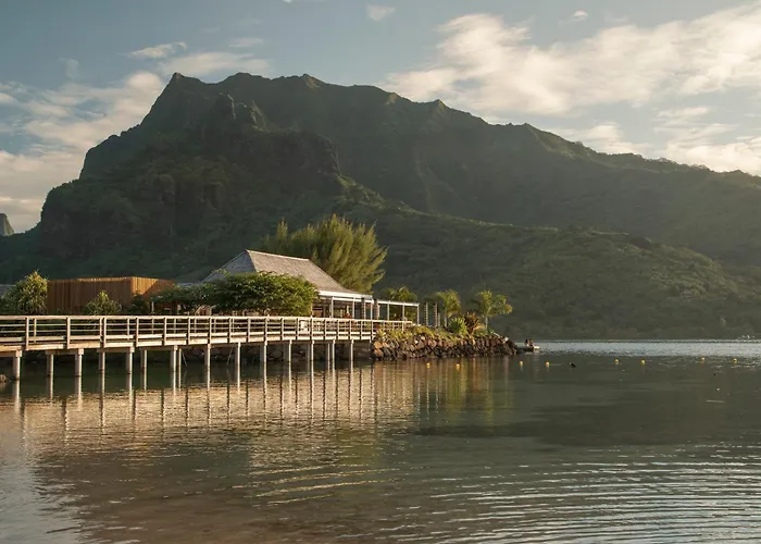 Cook'S Bay Hotel & Suites Paopao
