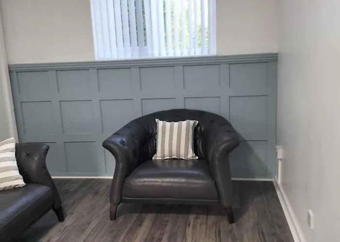 Leeson House In Harborne, Birmingham Near Botanical Gardens, Queen Elizabeth Hospital, Birmingham University, Utilita Arena, Edgbaston Cricket Ground, Cadbury World And The Midland Art Centre, With Free Parking