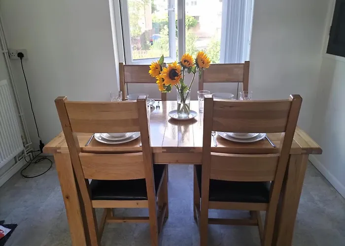 Leeson House In Harborne, Birmingham Near Botanical Gardens, Queen Elizabeth Hospital, Birmingham University, Utilita Arena, Edgbaston Cricket Ground, Cadbury World And The Midland Art Centre, With Free Parking