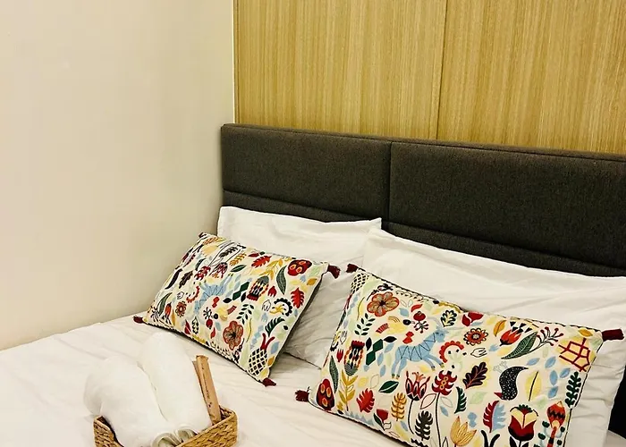 7 Mins From Moa Comfy Stay With Pool View And Wifi Manila