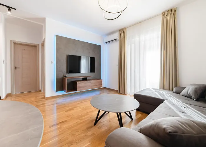 Aurora 2 Apartment With Garage Budva