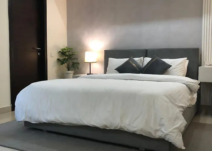 Deluxe Studio For Comfy Stay At Gold Crest Mall - Dha Lahore