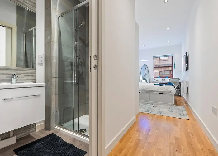Leeds Elegant Central Flat - Sleeps 8 - View City Centre