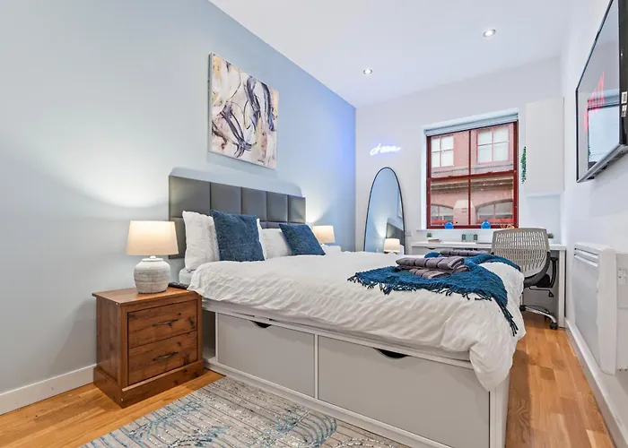 Leeds Elegant Central Flat - Sleeps 8 - View City Centre