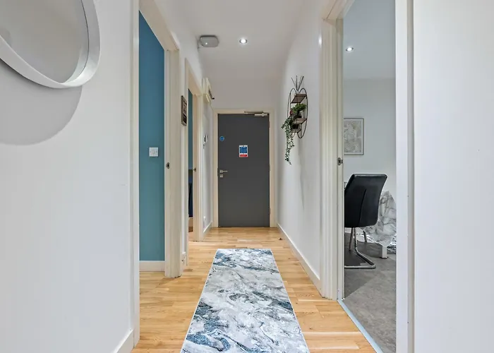 Spacious Central Leeds Flat - Sleeps 8 With Pool Table