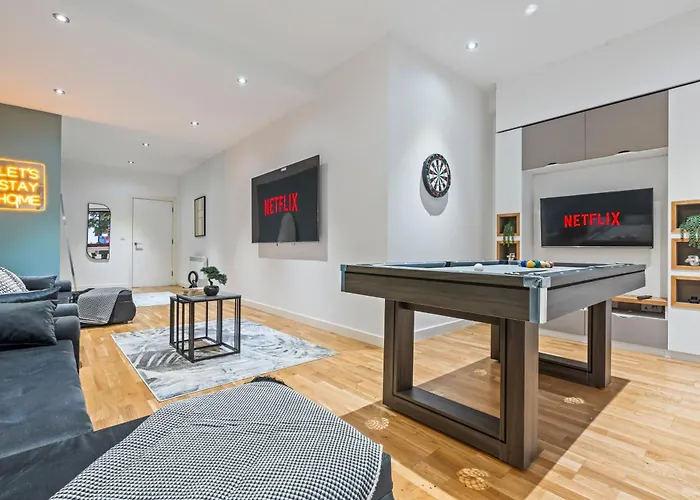 Spacious Central Leeds Flat - Sleeps 8 With Pool Table