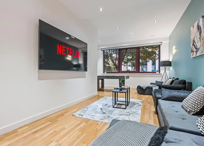 Spacious Central Leeds Flat - Sleeps 8 With Pool Table