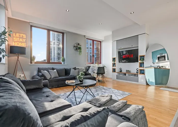 Leeds Elegant Central Flat - Sleeps 8 - Highrise View City Centre