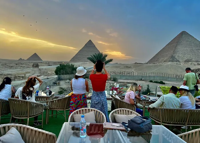 Seven Pyramids View Inn - Rooftop Breakfast Kafret el-Gabal