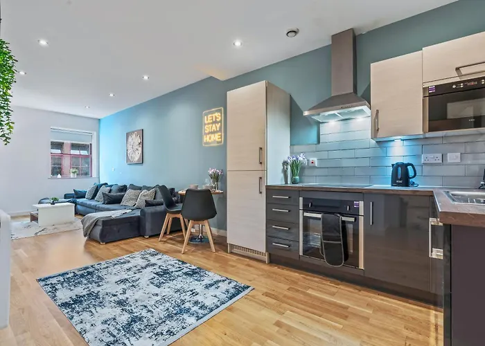 Central Leeds Flat - In City Centre - Modern Decor - Sleeps 8