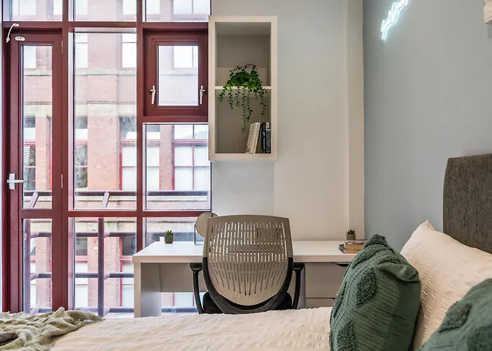 Central Leeds Flat - In City Centre - Modern Decor - Sleeps 8