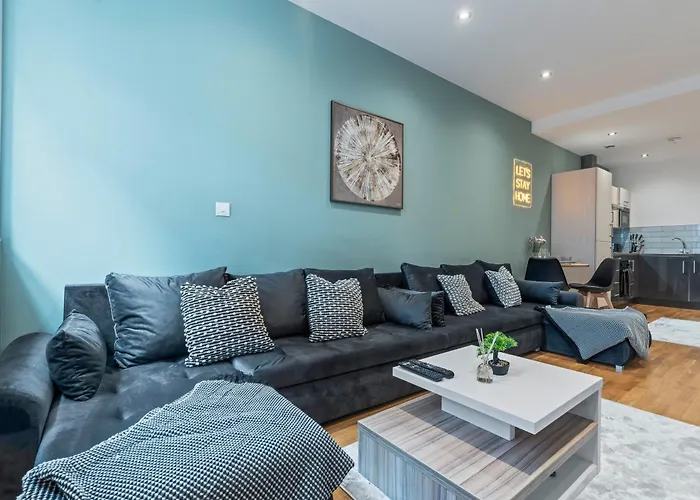 Central Leeds Flat - In City Centre - Modern Decor - Sleeps 8