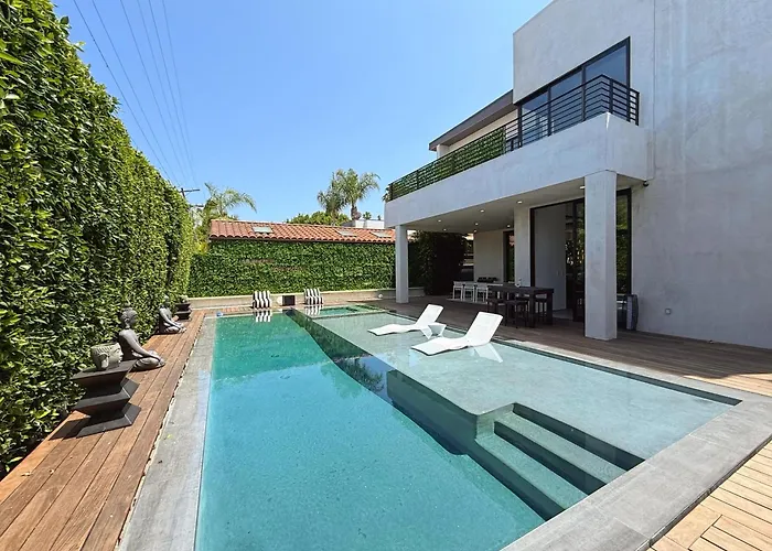 Spacious 5Br Home With Infinity Pool & Large Rooftop Los Angeles