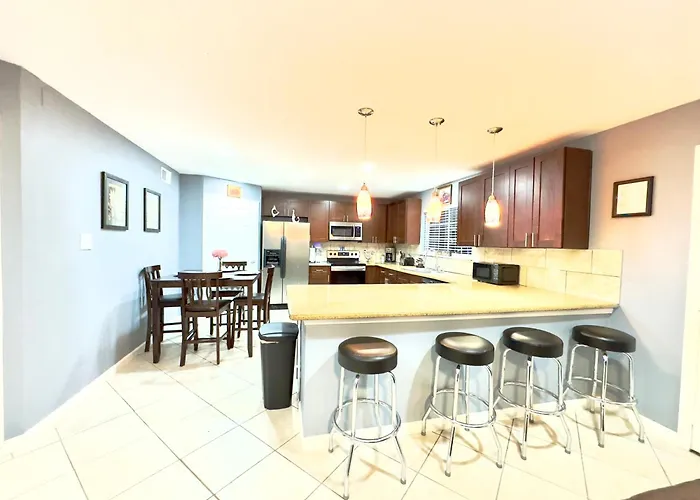 Spacious Home Sleeps 12 Ideal For Groups Houston