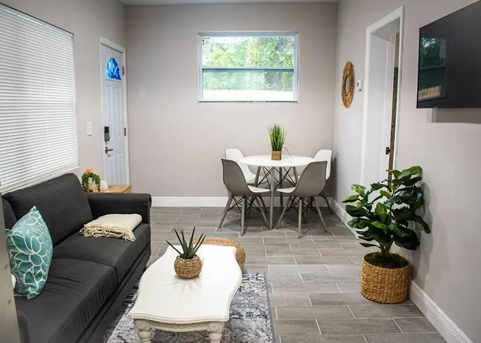 Stylish Ybor Escape Near Downtown 2Br Villa Tampa