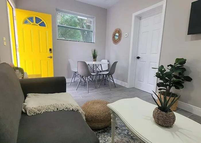 Stylish Ybor Escape Near Downtown 2Br Villa Tampa