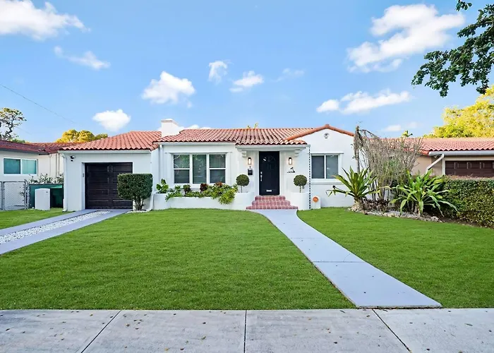 Miami Art Deco Home By Dream Vacation