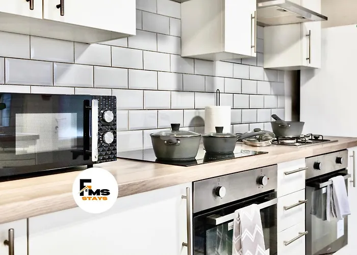 Large 6 Bed House, Long Term Stay Savings, Contractors, Professionals, Big Groups, Free Parking! Liverpool
