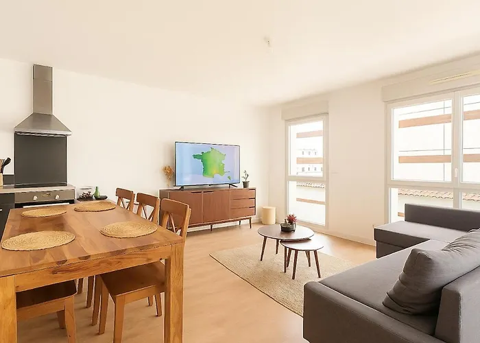 Agreable 2 Chambres Avec Terrasse Et Parking Prive Lyon