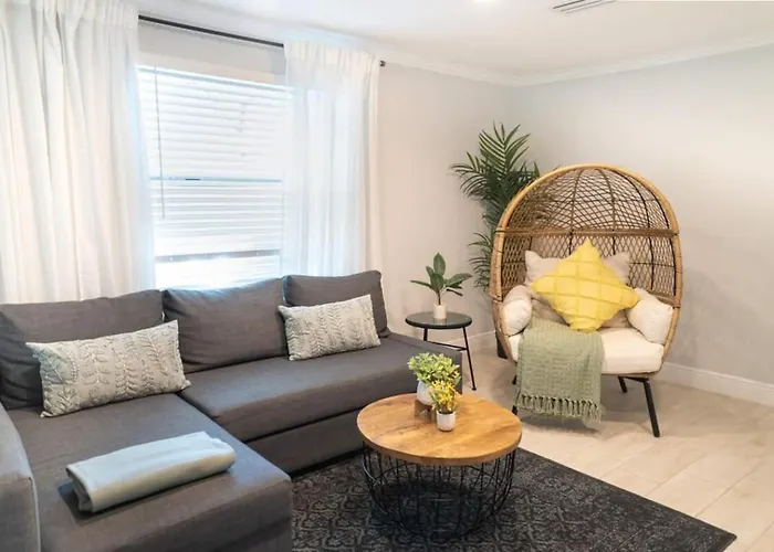 Tranquil & Fully Renoveted Home Near Busch Gardens Tampa