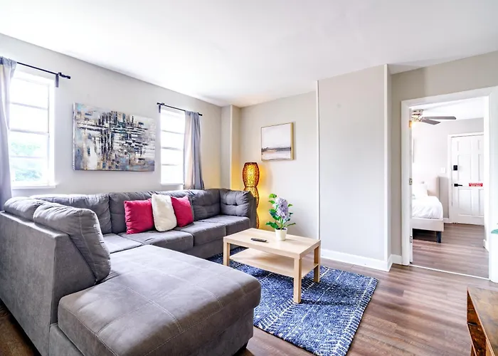 Jungle House Columbus Downtown Free Parking Sleeps 6 - Steps To Convention Center & Nationwide Arena - 1Br Short North Luxury Home - Over 5,800 Five Star Stays