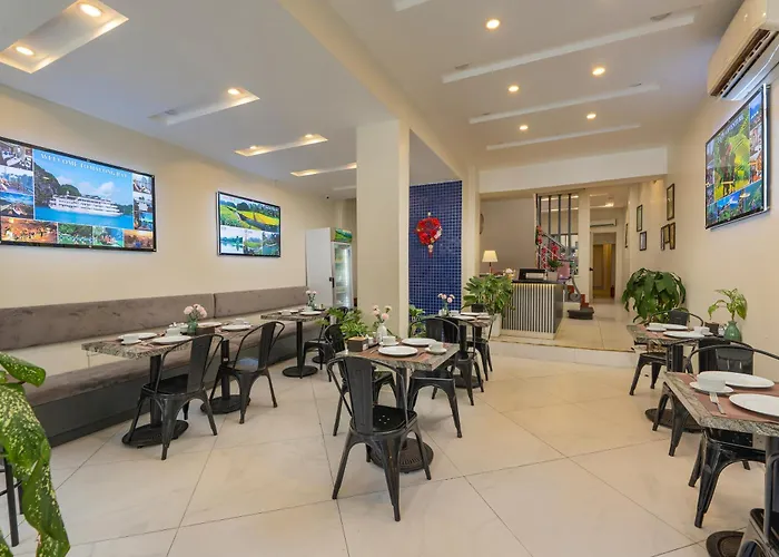 Queen Cafe Hotel & Pub Hanoi
