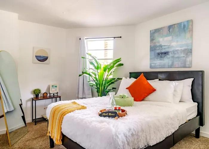 Jungle House Luxury Homes - Columbus Downtown Short North - Steps To Convention Center & Nationwide Arena - Sleeps Up To 6 - Free Parking - Over 5,800 Five Stars