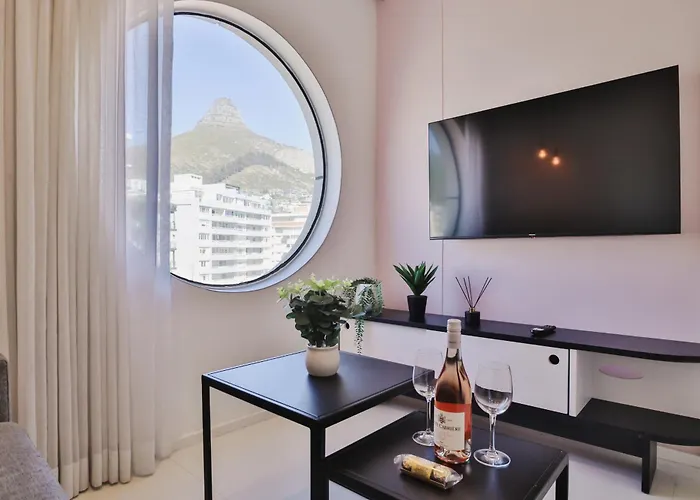 Stylish Sea Point Retreat With Iconic Lion'S Head View Apartment Cape Town