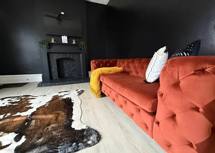 Jungle House Columbus Short North Downtown Free Parking - Near Convention Center & Nationwide Arena - 4Br Luxury Home - Sleeps 12 - Over 5,800 Five Star Stays