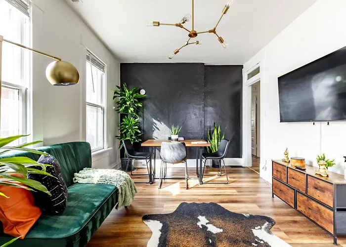 Jungle House Columbus Downtown Free Parking Sleeps 8 - Near Convention Center & Nationwide Arena - 2Br Luxury Home - Pet Friendly Over 5,800 Five Star Stays