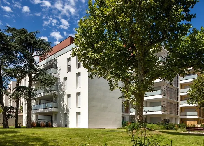 Agreable 2 Chambres Avec Terrasse Et Parking Prive Lyon
