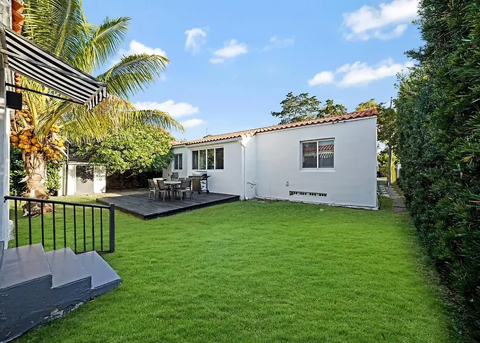 Miami Art Deco Home By Dream Vacation