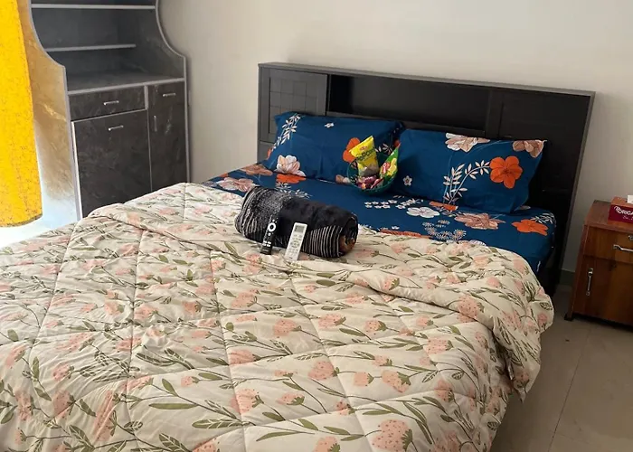 Mahagun Living Plus -Pool, Wifi & Caring Hosts Noida