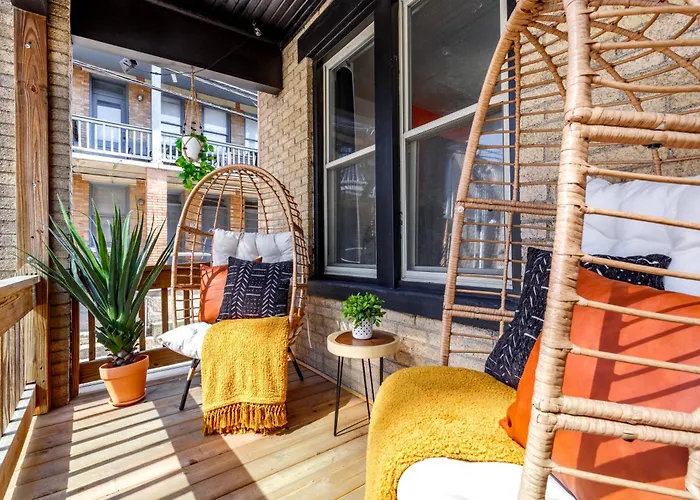 Jungle House Luxury Homes - Columbus Downtown Short North - Walk To Convention Center & Nationwide Arena - Sleeps Up To 8 - Free Parking - Over 5,800 Five Stars