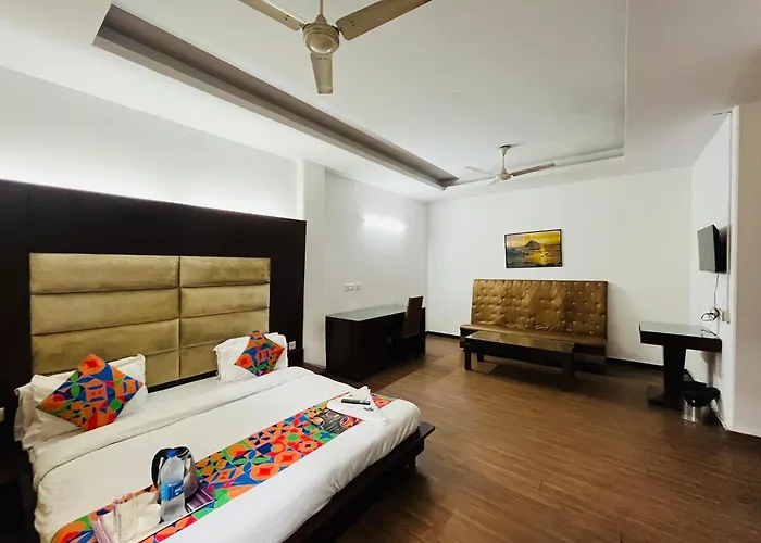 Hotel Paradise - Near 1 Min Walk In Nizamuddin Railway Station New Delhi