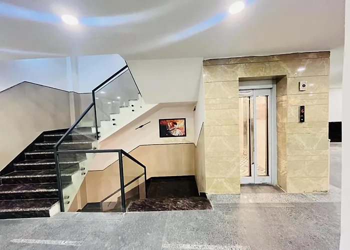 Hotel Paradise - Near 1 Min Walk In Nizamuddin Railway Station New Delhi