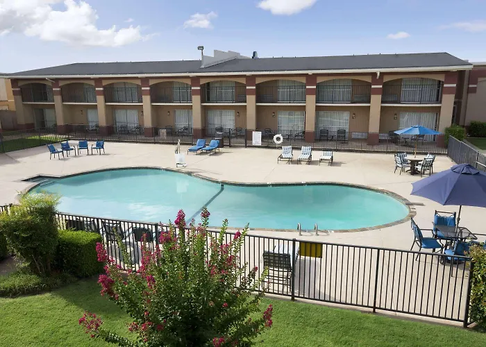 Howard Johnson By Wyndham Oklahoma City Okc Airport, Near Fairgrounds, I40, Free Hot Breakfast, And Pool