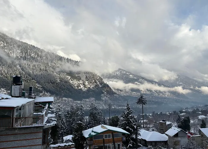Suraj Retreat Inn " Near Mall Road " Bonfire ! Open Terrace ! Personal Parking Manali 