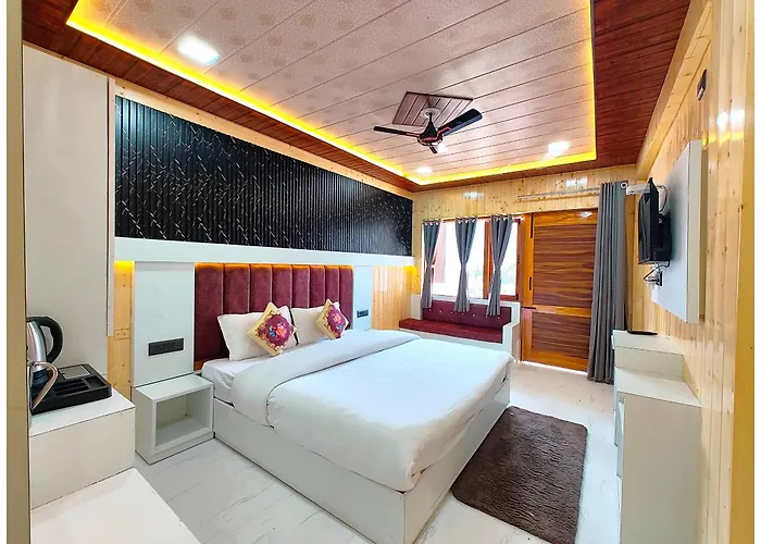 Hotel Boutique Sangita Paradise Lake View Mall Road Nainital - Newly Decorated - Near Mall Road Laxurious Lake View Rooms With Balcony - Free Parking & Wi-Fi - Restaurant Facilities - Best Hotel In Nainital