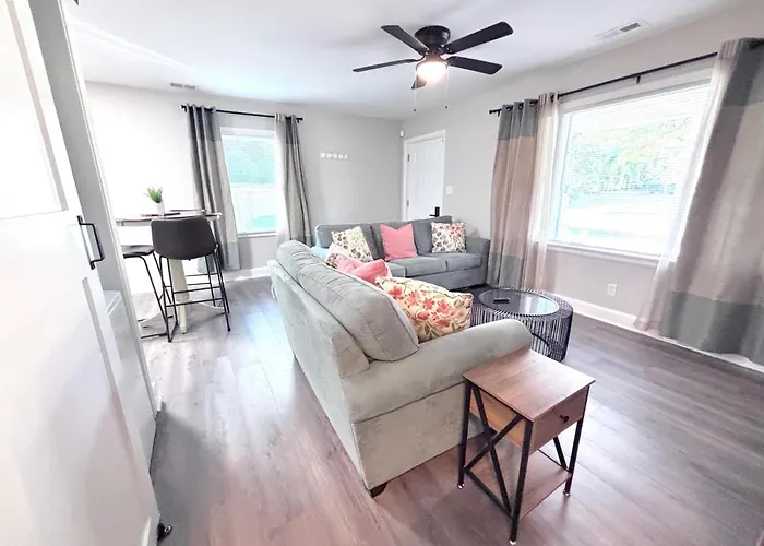 4-Beds, 2-Bath, Old Charm, Updated Comfort Home Charlotte