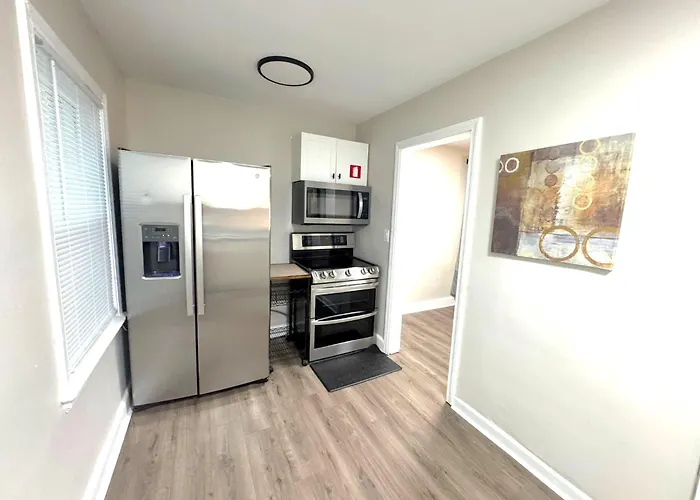 4-Beds, 2-Bath, Old Charm, Updated Comfort Home Charlotte