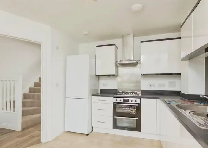 Family Home 3 Bed 3 Bath With Parking Garden London